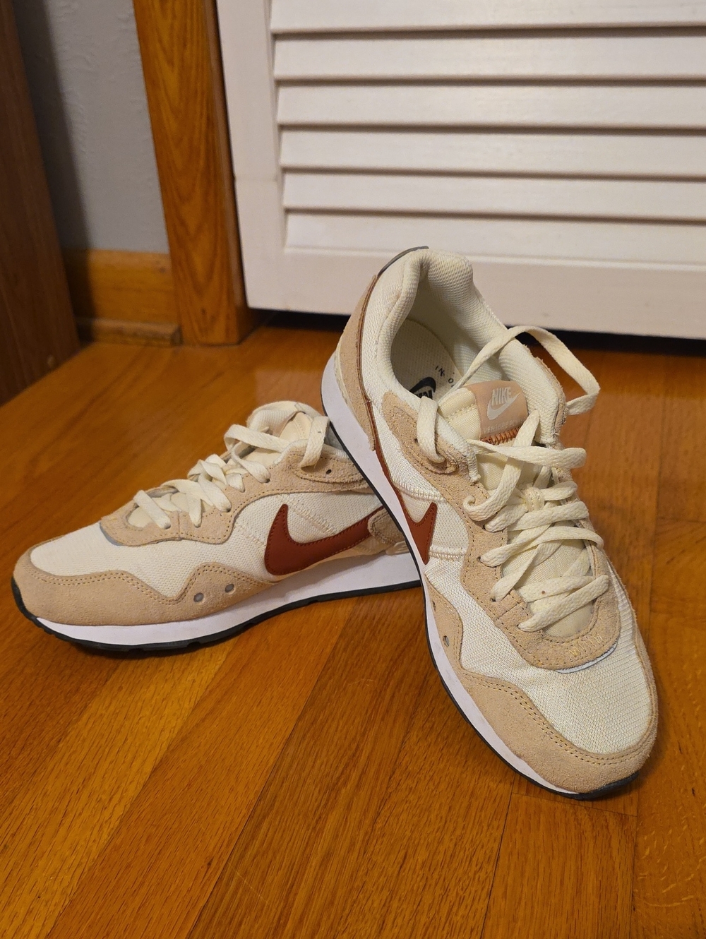 Nike Venture Runner Women’s Cream & Brown Retro Runner Sneakers